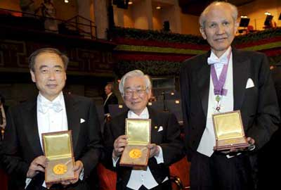 Dibujo20090902_T_Maskawa_M_Kobayashi_Y_Nambu_Nobel_Prize_Medals