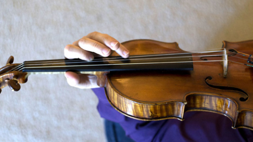 Dibujo20140414 violinist demonstrating an artificial harmonic - eur j phys